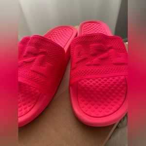 NWT Athletic Propulsion Labs (APL) slides size 9 (Men size) in Magenta